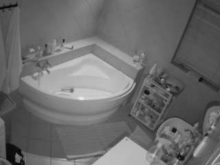 voyeurcam-julmodels-bath-1st-2