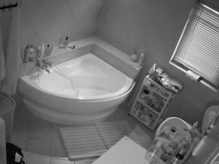 voyeurcam-julmodels-bath-1st-2