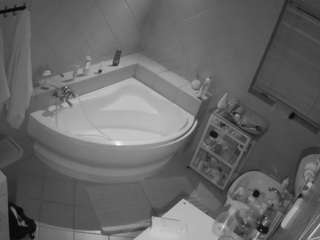 voyeurcam-julmodels-bath-1st-2
