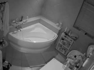 voyeurcam-julmodels-bath-1st-2