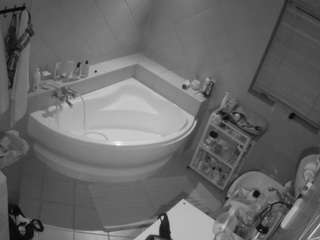 voyeurcam-julmodels-bath-1st-2