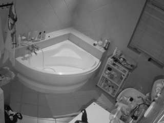 voyeurcam-julmodels-bath-1st-2