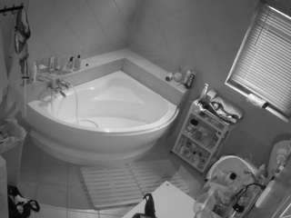 voyeurcam-julmodels-bath-1st-2