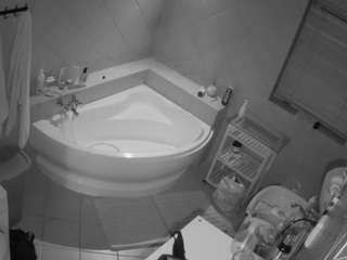 voyeurcam-julmodels-bath-1st-2