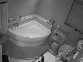 voyeurcam-julmodels-bath-1st-2