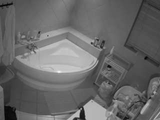 voyeurcam-julmodels-bath-1st-2