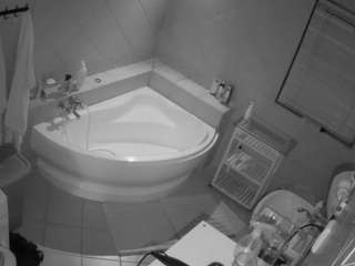 voyeurcam-julmodels-bath-1st-2