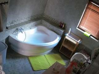 voyeurcam-julmodels-bath-1st-2