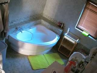 voyeurcam-julmodels-bath-1st-2