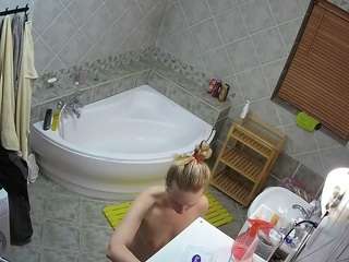 voyeurcam-julmodels-bath-1st-2 Live Webcam on CamSoda
