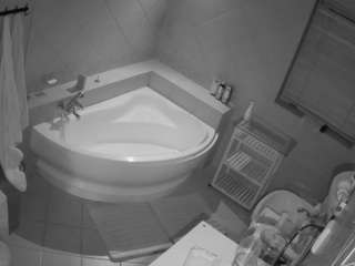voyeurcam-julmodels-bath-1st-2
