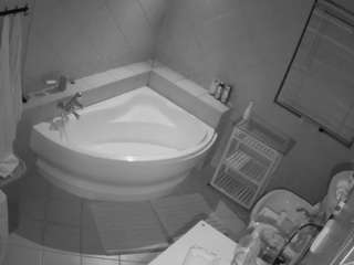 voyeurcam-julmodels-bath-1st-2