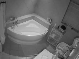 voyeurcam-julmodels-bath-1st-2