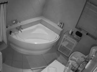 voyeurcam-julmodels-bath-1st-2