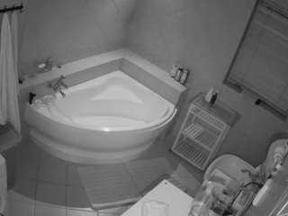voyeurcam-julmodels-bath-1st-2