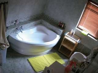 voyeurcam-julmodels-bath-1st-2