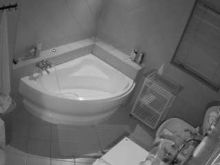 voyeurcam-julmodels-bath-1st-2