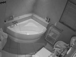 voyeurcam-julmodels-bath-1st-2