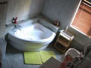 voyeurcam-julmodels-bath-1st-2