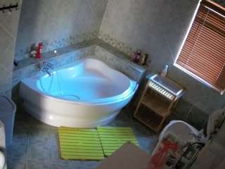 voyeurcam-julmodels-bath-1st-2