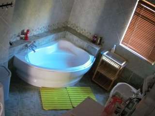 voyeurcam-julmodels-bath-1st-2