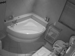 voyeurcam-julmodels-bath-1st-2