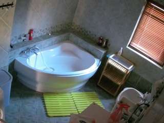 voyeurcam-julmodels-bath-1st-2