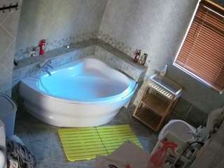 voyeurcam-julmodels-bath-1st-2