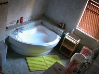 voyeurcam-julmodels-bath-1st-2