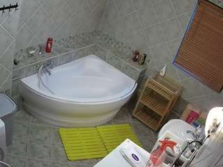 voyeurcam-julmodels-bath-1st-2
