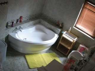 voyeurcam-julmodels-bath-1st-2