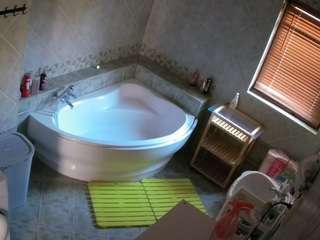 voyeurcam-julmodels-bath-1st-2