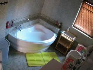 voyeurcam-julmodels-bath-1st-2