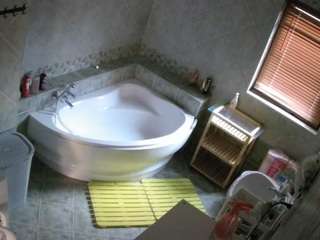voyeurcam-julmodels-bath-1st-2