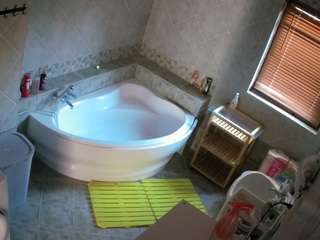 voyeurcam-julmodels-bath-1st-2