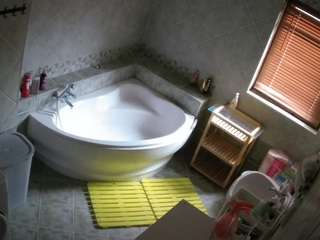voyeurcam-julmodels-bath-1st-2