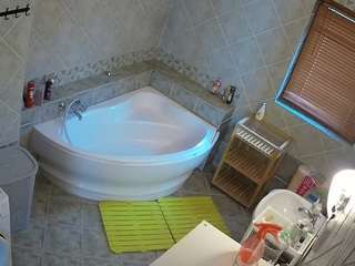 voyeurcam-julmodels-bath-1st-2