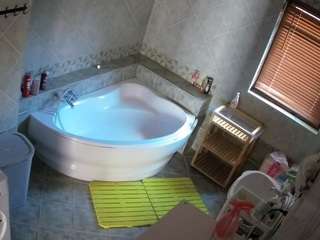 voyeurcam-julmodels-bath-1st-2