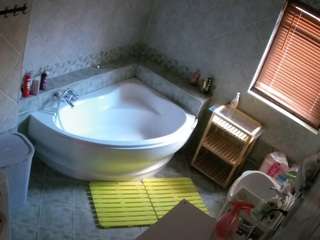 voyeurcam-julmodels-bath-1st-2