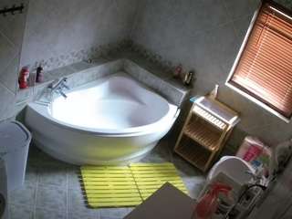 voyeurcam-julmodels-bath-1st-2