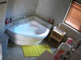 voyeurcam-julmodels-bath-1st-2