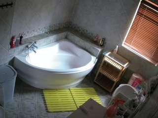voyeurcam-julmodels-bath-1st-2