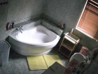 voyeurcam-julmodels-bath-1st-2