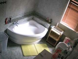 voyeurcam-julmodels-bath-1st-2