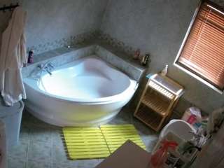 voyeurcam-julmodels-bath-1st-2