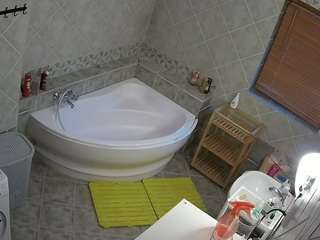 voyeurcam-julmodels-bath-1st-2
