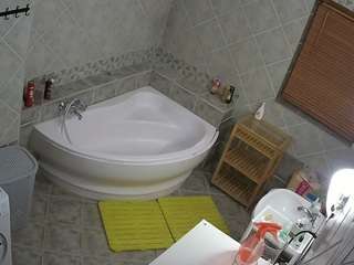 voyeurcam-julmodels-bath-1st-2