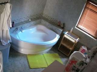 voyeurcam-julmodels-bath-1st-2