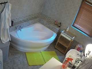 voyeurcam-julmodels-bath-1st-2