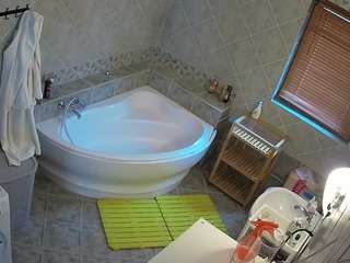 voyeurcam-julmodels-bath-1st-2